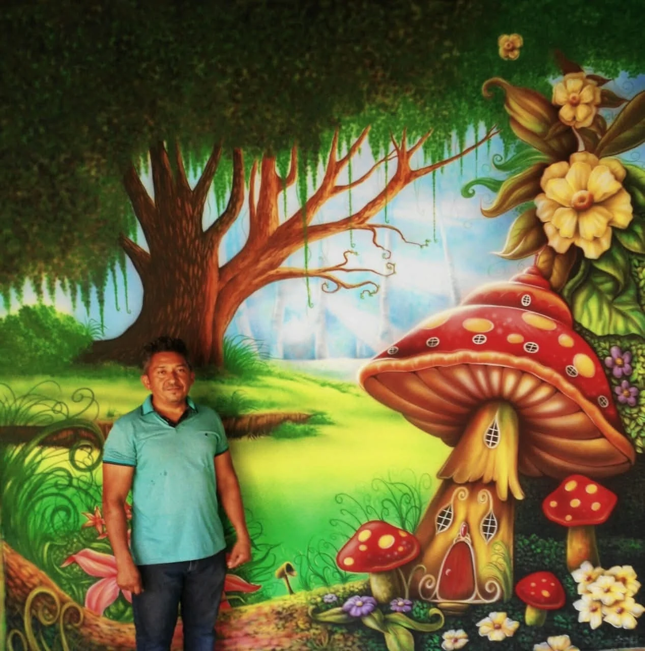 Cenário colorido de cogumelos e floresta, com o artista à frente.