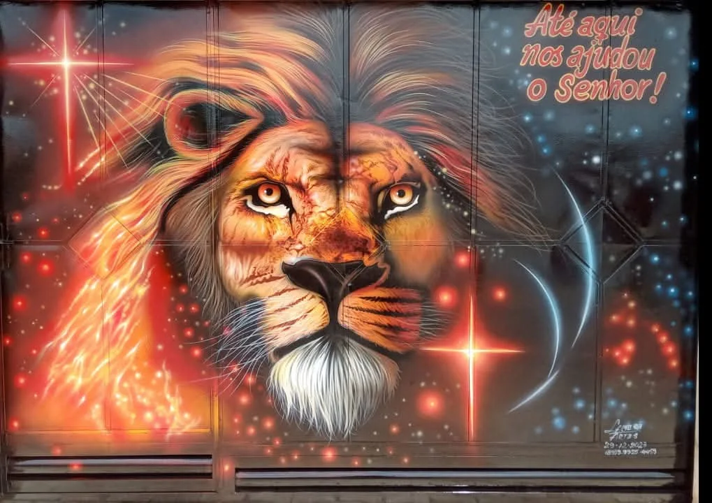 Pintura de leão em estilo de grafite, com lettering decorativo.